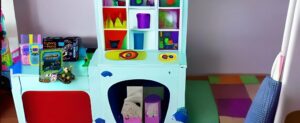 Ein farbenfrohes Spielset im Kinderzimmer.