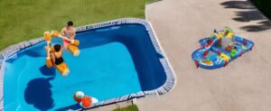 Eine Luftaufnahme eines Schwimmbades mit Wasserspielzeug.