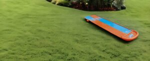 Ein Spielzeug-Skateboard in einer Rasenfläche.