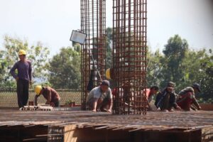 Eine Gruppe von Arbeitern, die auf einer Baustelle arbeiten.