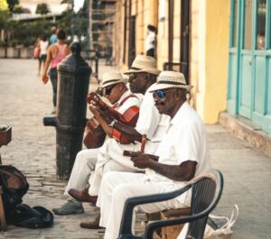 Eine Gruppe Männer spielen Instrumente auf einer Straße in Havanna, Kuba.