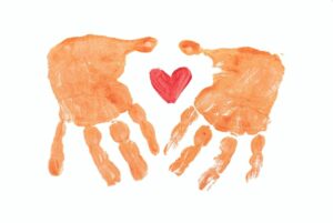 Zwei orangefarbene Handabdrücke mit einem Herzen in der Mitte.
